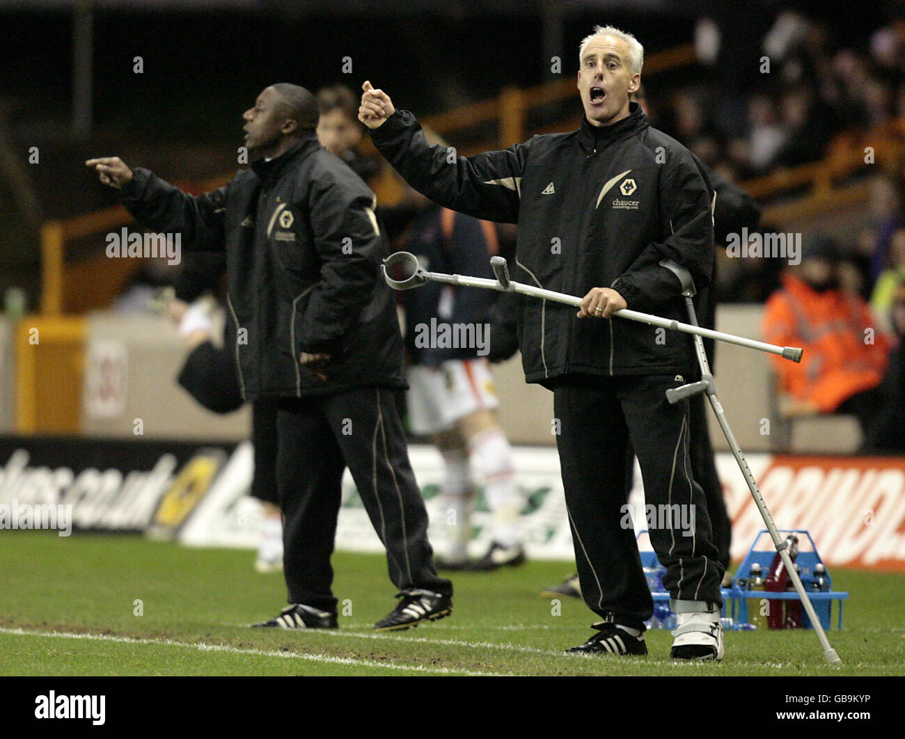 Wolves' Manager Mick McCarthy (rechts) schreit während des Coca-Cola Football Championship-Matches auf dem Molineux, Wolverhampton, aus der Touchline. Stockfoto