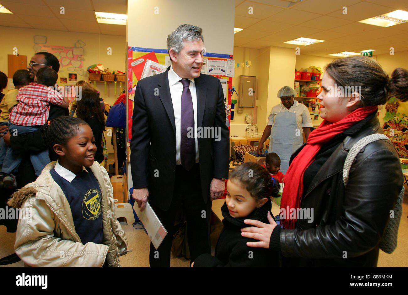 Premierminister Gordon Brown unterhielt sich mit Claire Howe (rechts) und ihren beiden Kindern während eines Besuchs in der Westminster Children's Society in London, bevor die Labour Party den Vorbudgetbericht vorstellte. Stockfoto