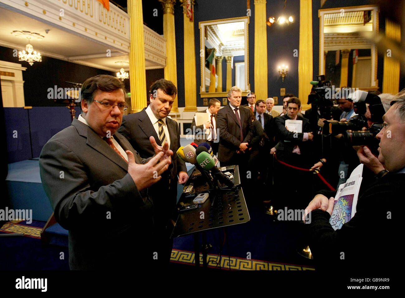 Taoiseach Brian Cowen TD (links) und Finanzminister Brian Lenihan TD (rechts) beim Start der Regierungserklärung zur "Umgestaltung öffentlicher Dienstleistungen" in Dublin Castle, Dublin. Stockfoto