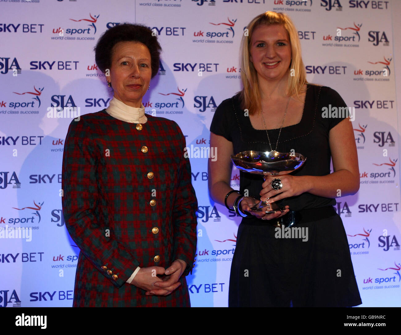 Schwimmerin Rebecca Adlington erhält die Auszeichnung SJA Sports Woman of the Year von HRH The Princess Royal während der Sport Journalists' Association Awards in der Brauerei in London. Stockfoto