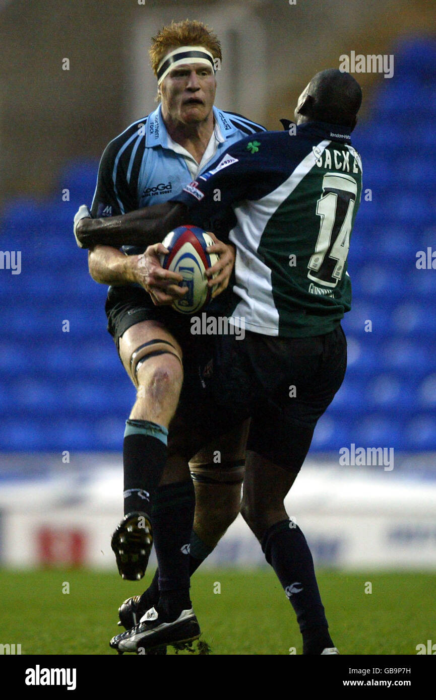 Rugby Union - Zurich Premiership - London Irish / Newcastle Falcons. Der Londoner Iren Paul Sackey bekämpft den Newcastle Falcons' Hugh Vyvyan Stockfoto