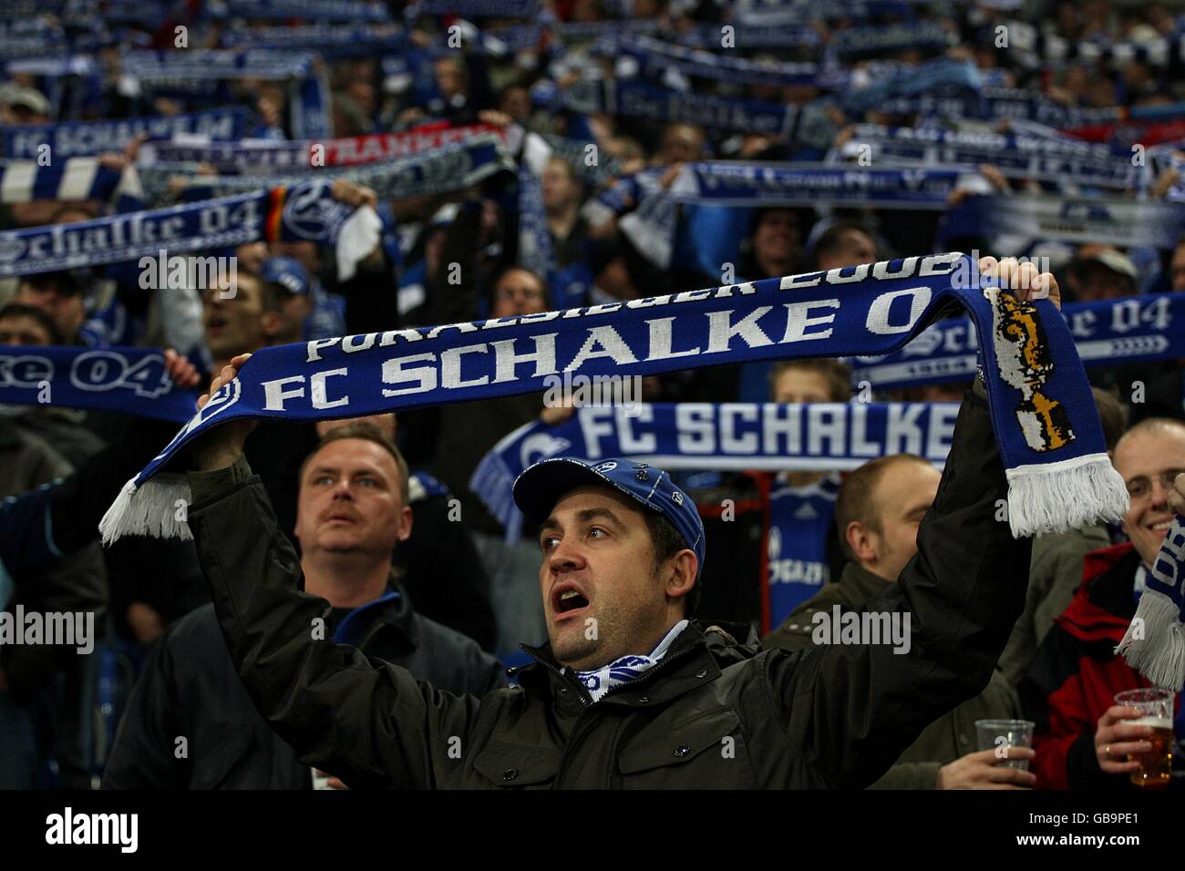 Fußball - UEFA-Cup - Gruppe A - FC Schalke 04 V Manchester City - Veltins-Arena. FC Schalke 04 Fans auf der Tribüne Stockfoto