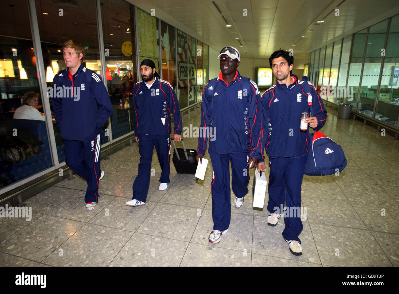 Der englische Monty Panesar (zweite links), die England Performance Squad-Mitglieder Ollie Raynor (links), Amjad Khan (rechts) und der England-Bowlingtrainer Otis Gibson kommen im Terminal 3 am Flughafen Heathrow in London an. Stockfoto