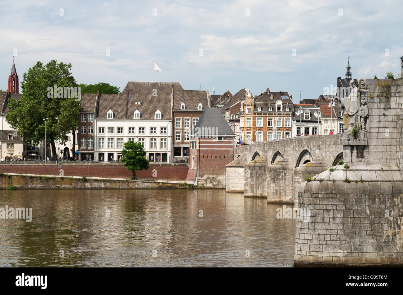 Sint Servaasbrug Brücke über die Maas und am Flussufer Bauten Maastricht, Holland, Europa Stockfoto