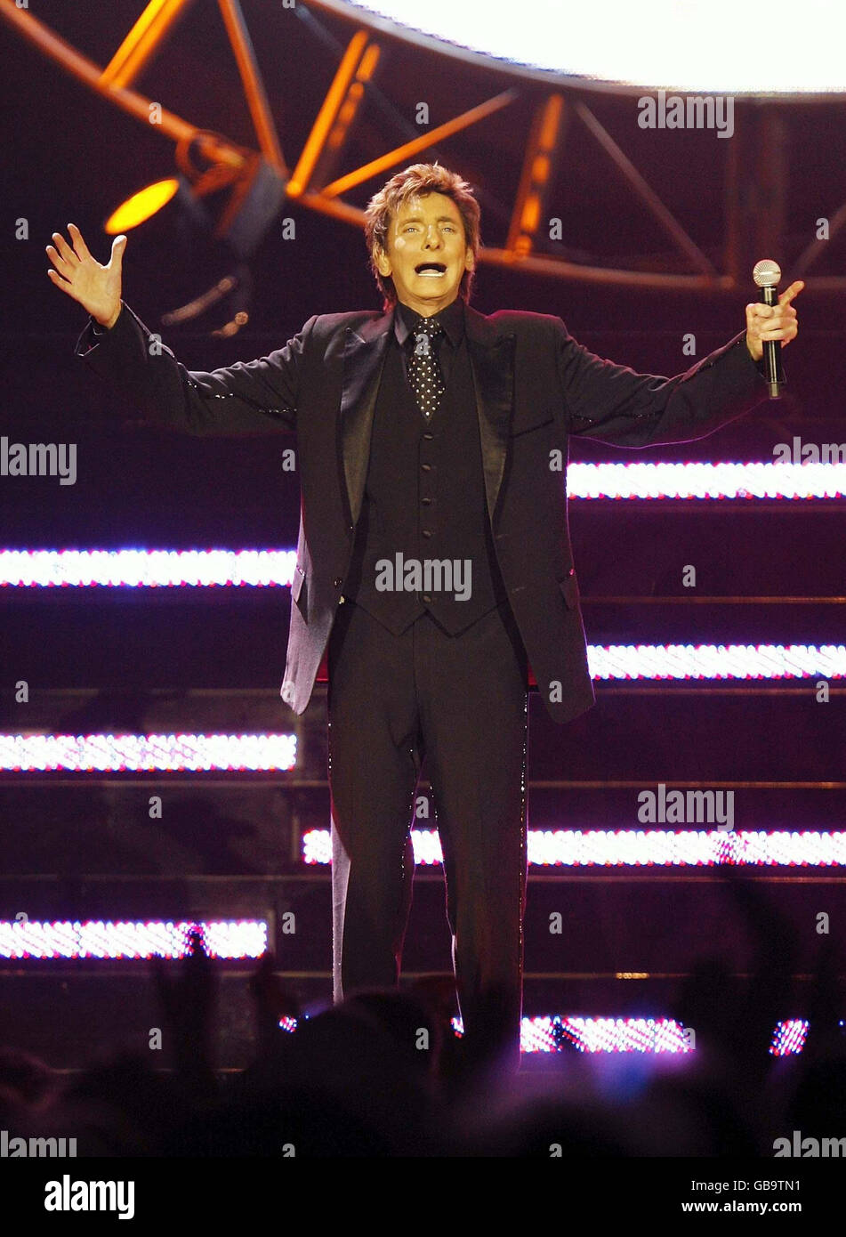 Barry Manilow im Konzert - London. Barry Manilow tritt in der 02 Arena in Greenwich, London, auf. Stockfoto