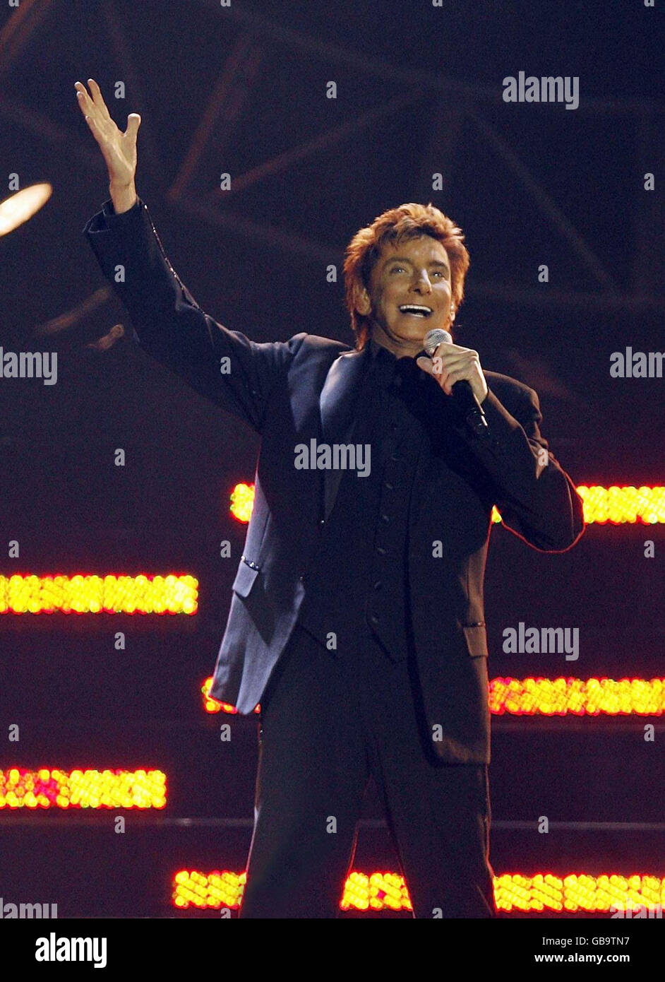 Barry Manilow im Konzert - London. Barry Manilow tritt in der 02 Arena in Greenwich, London, auf. Stockfoto