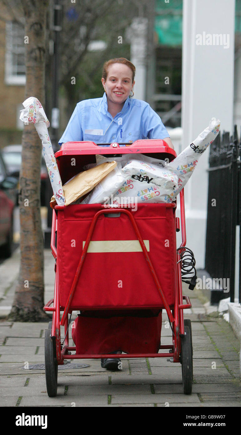 Royal Mail Postwoman Kayley Baker liefert Pakete in Islington, London, vor Sonntag 7. Dezember, die eBay UK prognostiziert wird der belebteste Online-Shopping-Tag des Jahres. Stockfoto