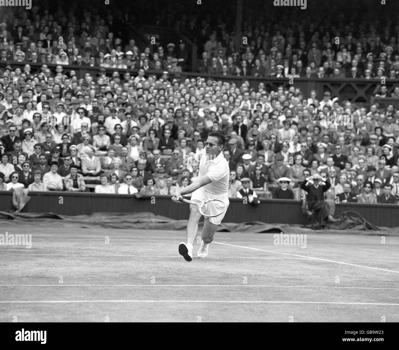 Tennis - Wimbledon Championships 1954 - All England Club - Herreneinzel-Finale - Jaroslav Drobny gegen Ken Rosewall. Der in Tschechien geborene Jaroslav Drobny, der jetzt Ägypten vertritt, spielt gegen Ken Rosewall. Stockfoto