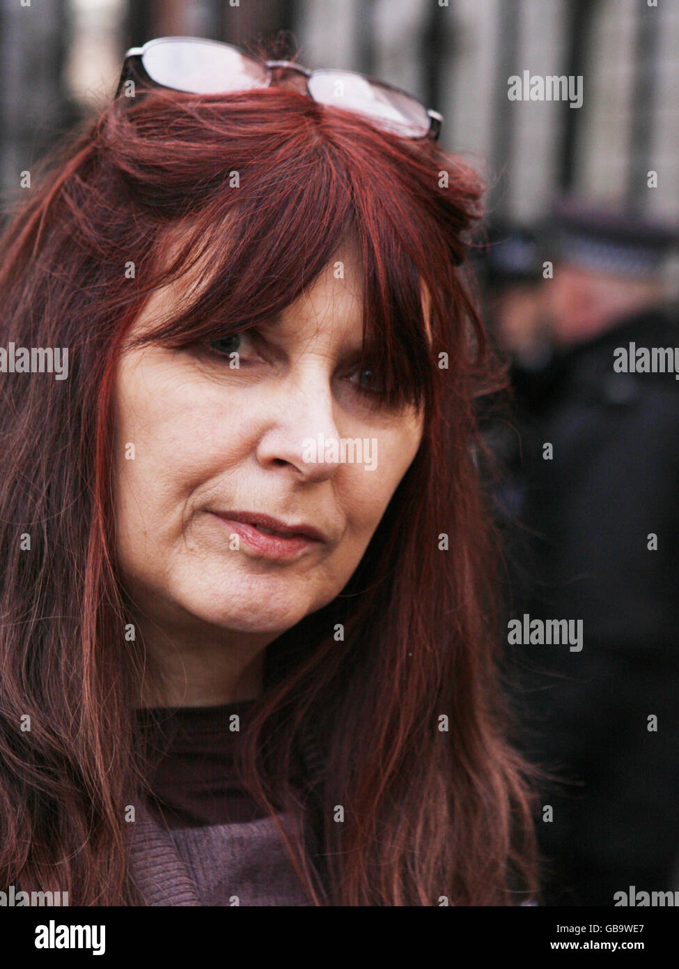 Janis Sharp, die Mutter von Gary McKinnon, protestiert mit Mitgliedern der Londoner Autistic Rights-Bewegung in der Downing Street im Zentrum von London. Stockfoto