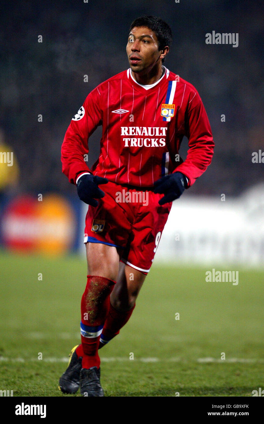 Fußball - UEFA Champions League - Gruppe A - Olympique Lyonnais gegen Celtic. Giovane Elber, Olympique Lyonnais Stockfoto