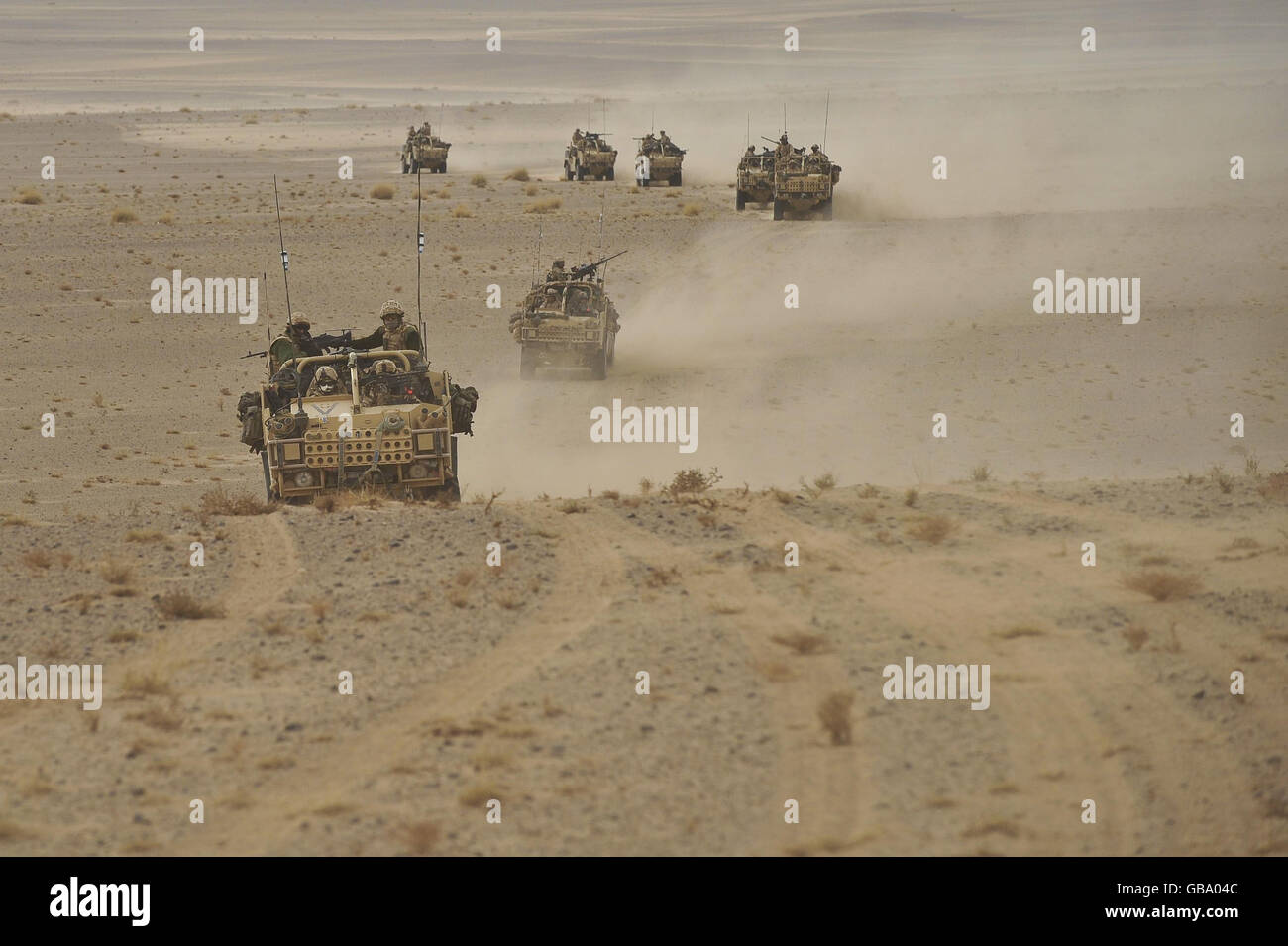 Schakale der britischen Armee, die von der 1. Garde der Queens Dragoon auf Patrouille durch die östliche Wüste in der Provinz Helmand, Afghanistan, bewacht wurden. Stockfoto