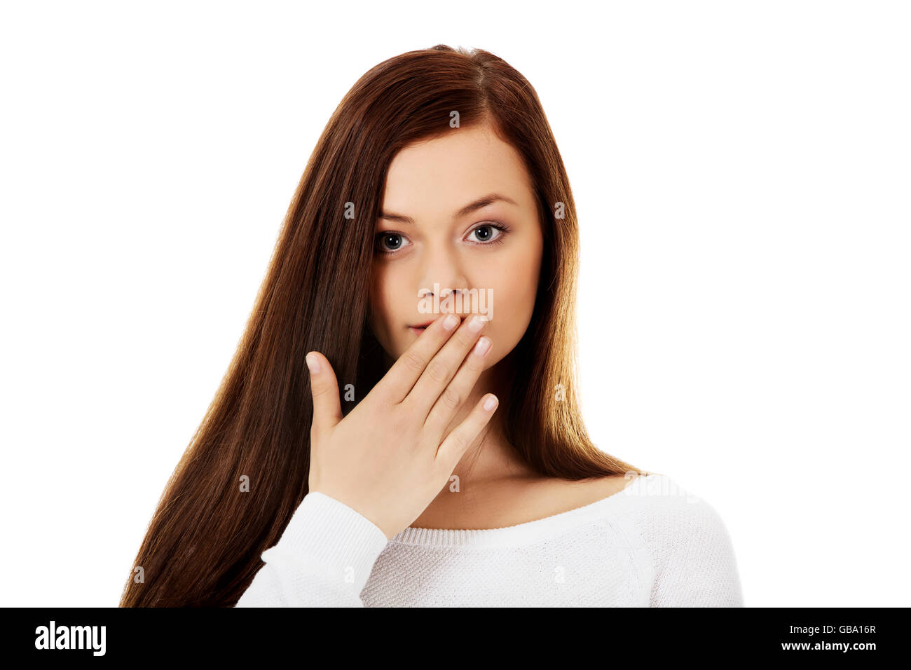 Junge Frau kichert über den Mund mit der hand Stockfoto