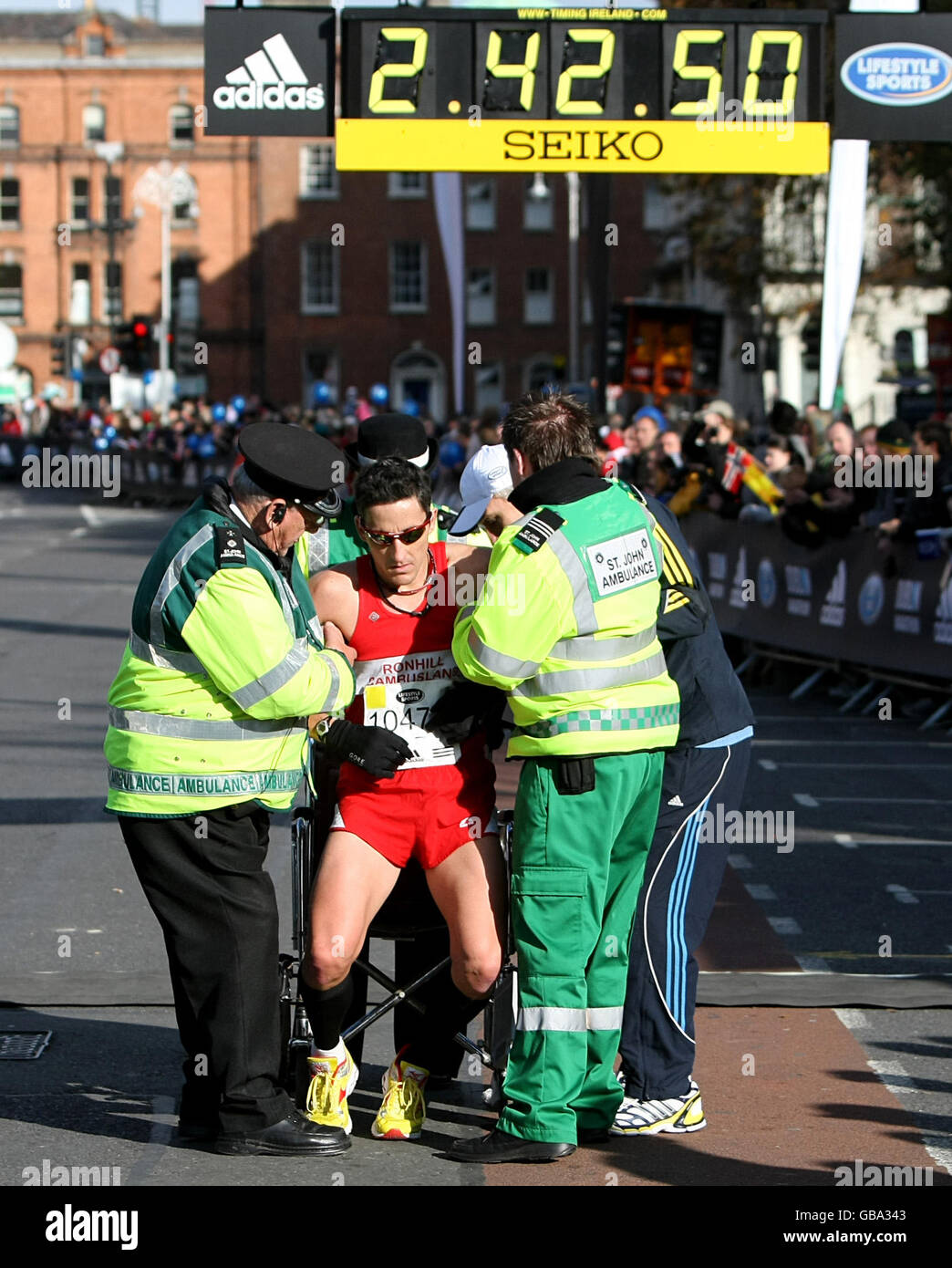 Ein Läufer wird nach der Teilnahme in einen Rollstuhl gebracht Im Lifestyle  Sports Adidas Dublin Marathon 2008 Stockfotografie - Alamy