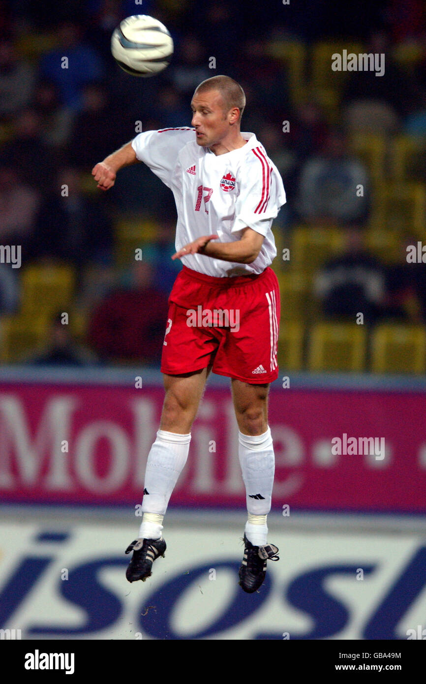 Fußball - International freundlich - Tschechische Republik / Kanada. Der Kanadier Mark Rogers springt an die Spitze des Balls Stockfoto