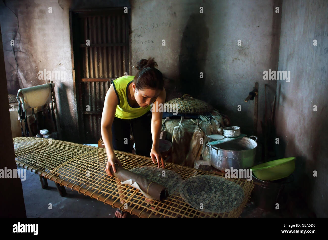 Frau Gürtel Kuchen (Banh Trang) - ist die übliche Reismehl Kuchen von Viet Nam - gutbürgerlich Trade Village, Ba Ria, Februar 2 Stockfoto