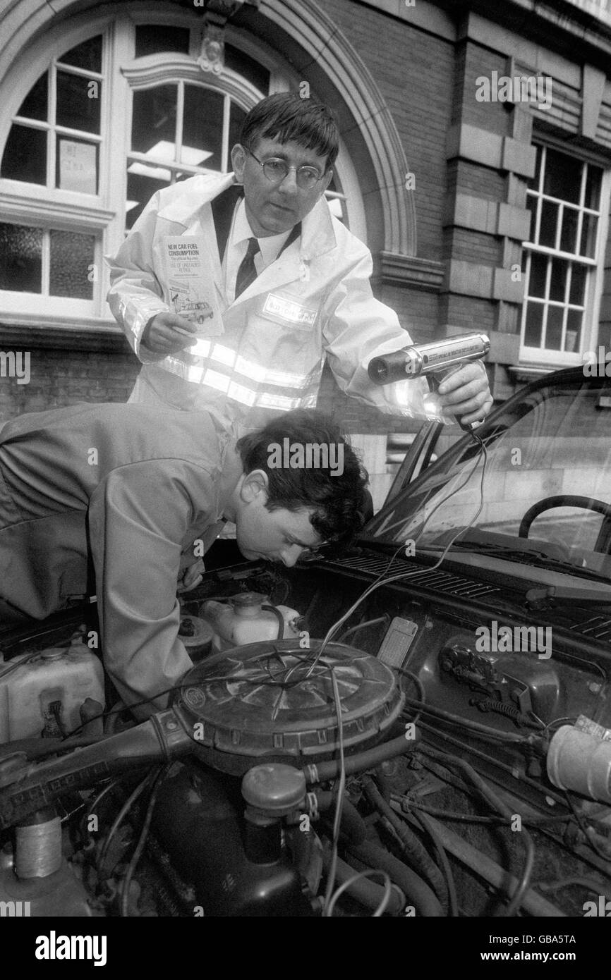David Fisher, technischer Offizier der Crown Services, zeigt Straßen- und Verkehrsminister Peter Bottomley, wie einfach es ist, die meisten Automaken auf bleifreies Benzin umzurüsten, Im Anschluss an die Haushaltsrede von Bundeskanzler Nigel Lawson, in der eine Erhöhung des bleihaltigen Benzins um 5-6 Pence angekündigt wurde, jedoch keine Erhöhung des Preises für bleifreies Benzin. Stockfoto