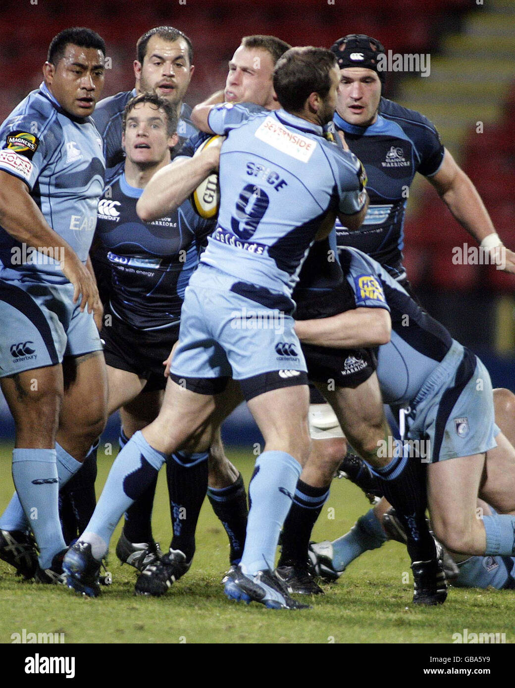 Rugby Union - Magners League - Glasgow Warriors gegen Cardiff Blues - Firhill Arena. Andrew Henderson aus Glasgow (Mitte) wird während des Spiels der Magners League in der Firhill Arena in Glasgow von Cardiff, Jason Spice, angegangen. Stockfoto