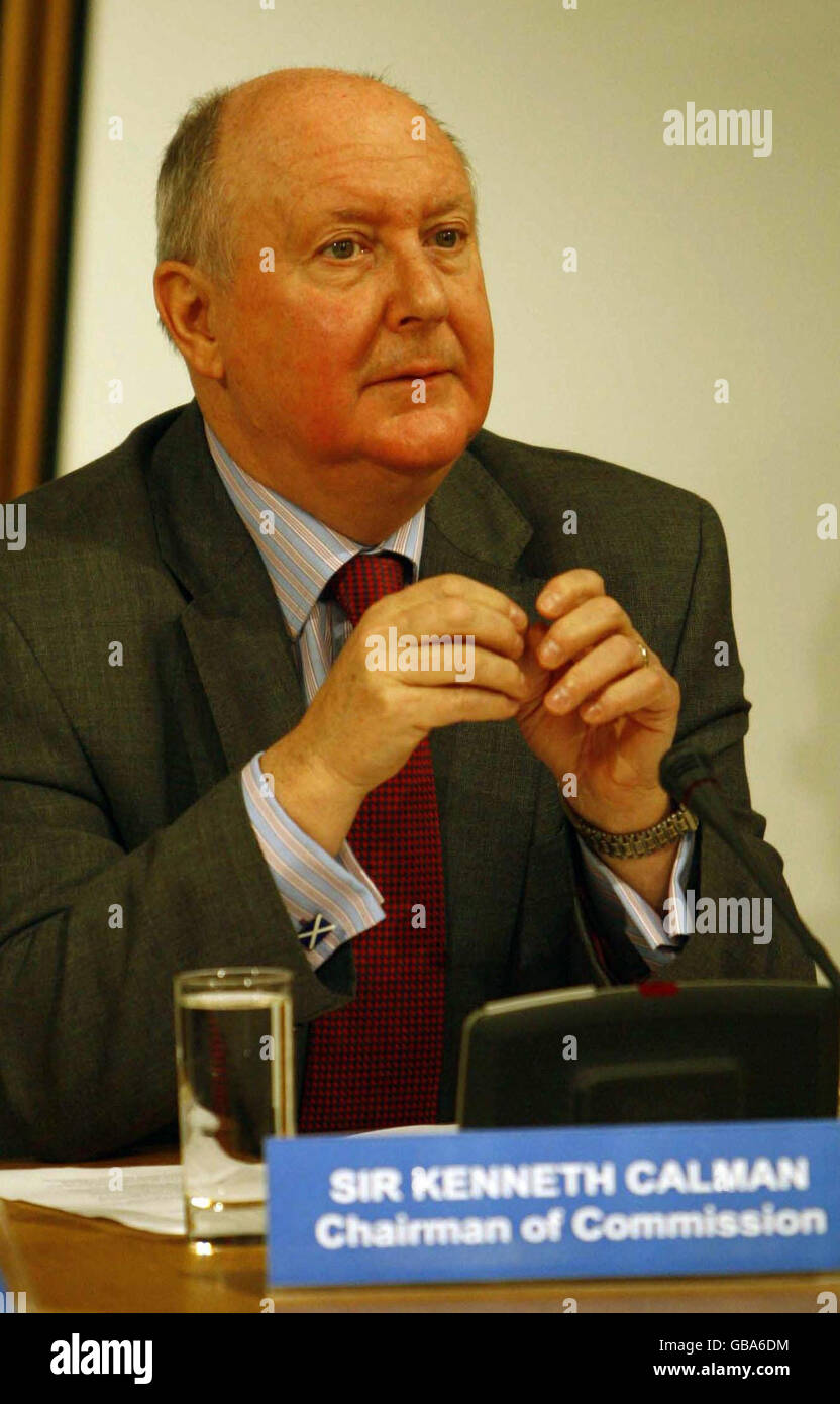 Sir Kenneth Calman, Vorsitzender der Calman-Kommission im schottischen Parlament in Edinburgh. Stockfoto