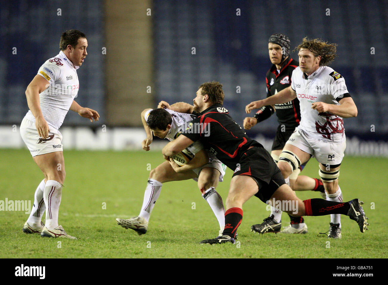 Rhodri Wells von Osprey und Geoff Cross von Edinburgh Rugby in Aktion Stockfoto