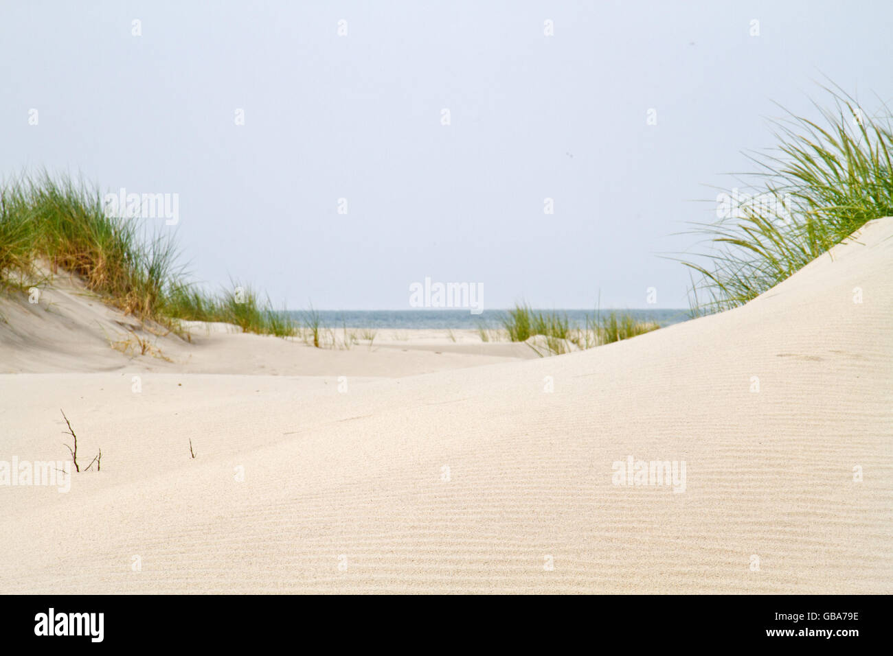 Zwischen zwei Dünen am Meer anzeigen Stockfoto