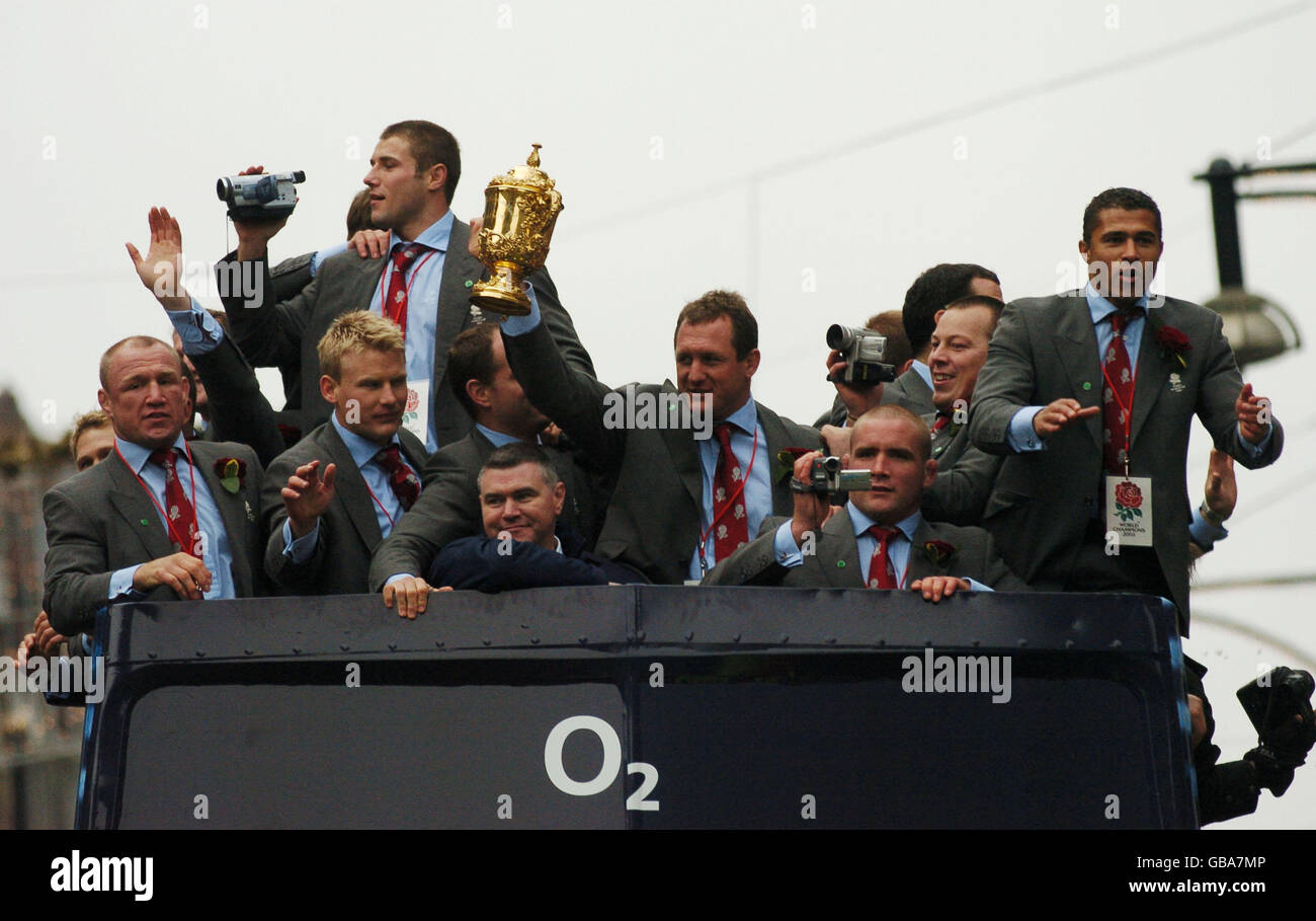 The England Team near Oxford Circus (l-r Neil Back, Josh Lewsey, Ben Cohen, Richard Hill (mit Trophäe) Phil Vickery, Steve Thompson und Jason Robinson (r)) Stockfoto