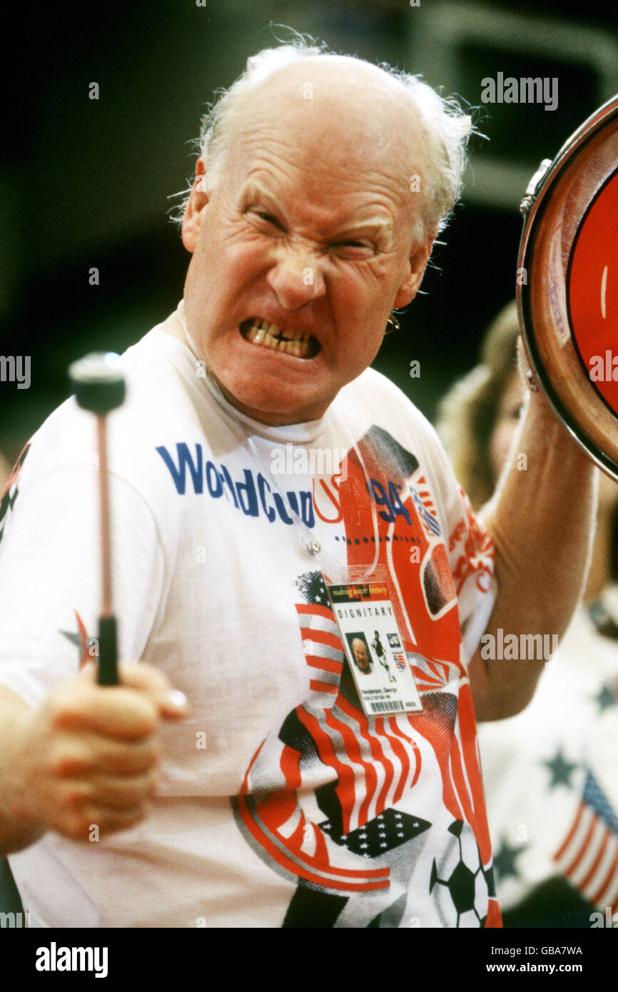 Der professionelle Cheerleader Krazy George Henderson bumst die Trommel für ihn Team Stockfoto