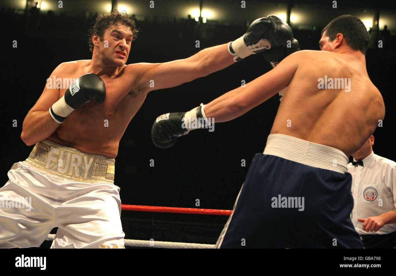 Der britische Tyson Fury (links) beim Angriff auf den ungarischen Bela Gyongyosi bei seinem Profidebüt während seines 1. Rundensieges in der Trent FM Arena, Nottingham. Stockfoto