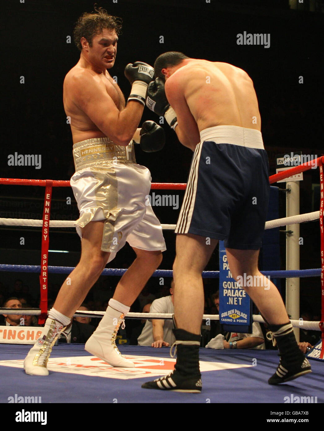 Der britische Tyson Fury (links) beim Angriff auf den ungarischen Bela Gyongyosi bei seinem Profidebüt während seines 1. Rundensieges in der Trent FM Arena, Nottingham. Stockfoto