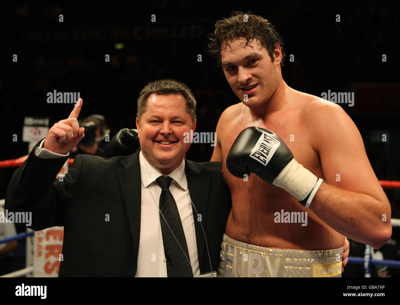 Der britische Tyson Fury (rechts) feiert seinen Sieg bei seinem professionellen Debüt mit Promoter Mick Hennessy, nachdem er die ungarische Bela Gyongyosi in der 1. Runde in der Trent FM Arena in Nottingham besiegt hat. Stockfoto