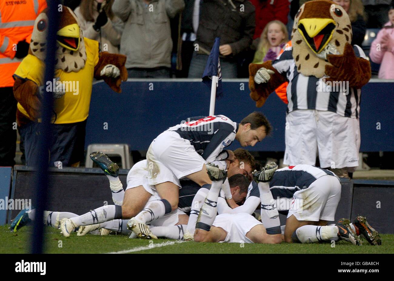 West Bromwich Albions Jonathan Greening (versteckt) wird von ihm gratuliert Teamkollegen, nachdem sie das Eröffnungstreffer erzielt haben Stockfoto