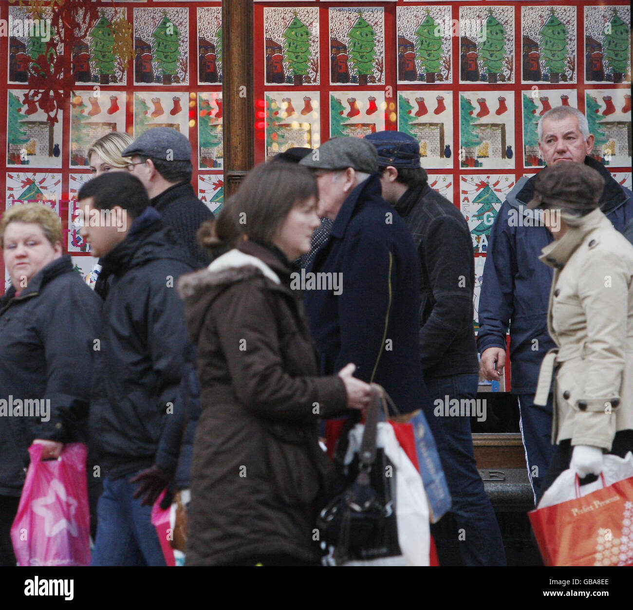 Shopper laufen auf der Princes Street in Edinburgh, während Geschäfte versuchen, Käufer im Vorfeld von Weihnachten nach Wochen der Markenkäufe zu ermutigen. Stockfoto