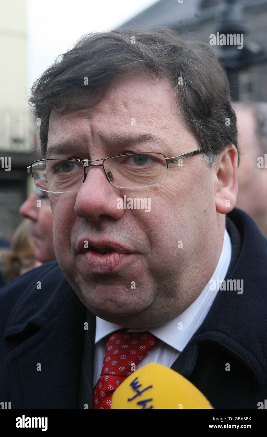 Taoiseach Brian Cowen spricht mit den Medien in Mullingar, nachdem heute eine Helpline für besorgte Verbraucher eröffnet wurde, denen gesagt wurde, alle irischen Schweineprodukte zu zerstören, inmitten der Befürchtungen, dass sie mit einer giftigen Substanz kontaminiert sind. Stockfoto