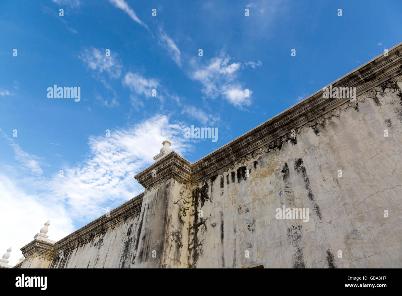 Blick auf die Seitenwand der Kathedrale Mariä in León, Nicaragua Stockfoto