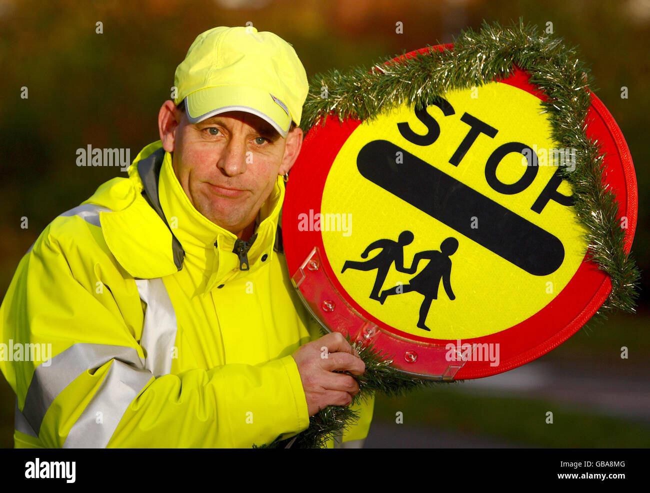 Lollipop-Mann Kevin Simpson. Kevin Simpson, Polizeibeamter für Schulübergänge, in Southampton. Stockfoto