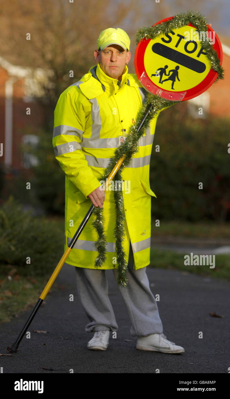 Lollipop-Mann Kevin Simpson. Kevin Simpson, Polizeibeamter für Schulübergänge, in Southampton. Stockfoto