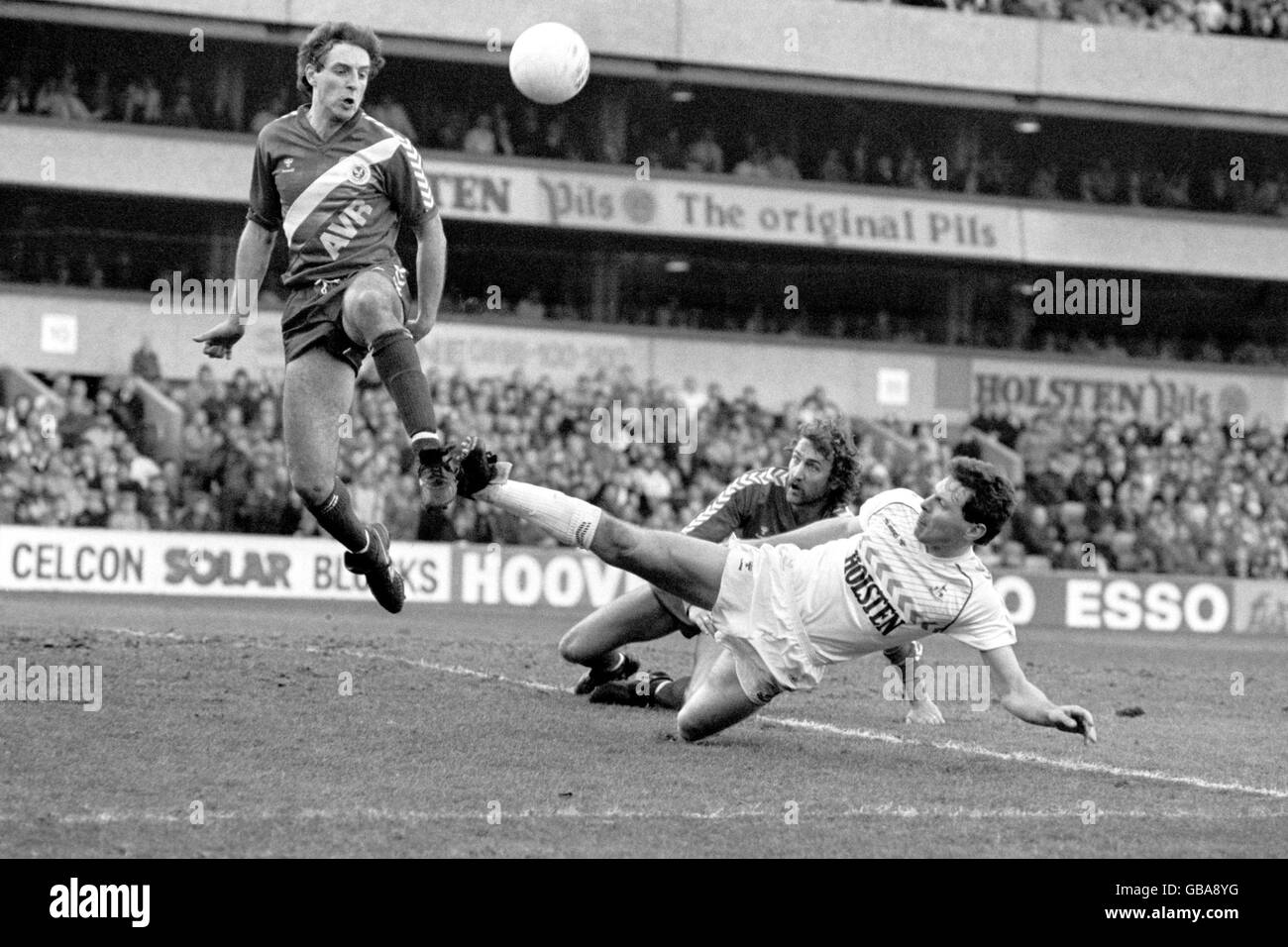 Paul Brush von Crystal Palace (l) räumt dem Clove Allen von Tottenham Hotspur (r) den Ball ab, beobachtet von Teamkollege Jim Cannon (c) Stockfoto