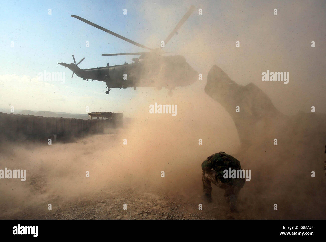 Premierminister Gordon Brown kommt per Hubschrauber am Roshan Tower in Musa Qala, Afghanistan an. Stockfoto