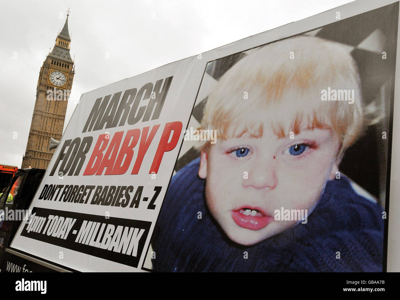 Ein Plakat auf der Rückseite eines Lastwagens geht einer Gruppe von Aktivisten, einige mit ihren Kindern, voraus, als sie um den Londoner Parliament Square marschieren, um gegen Baby P zu protestieren, das im August letzten Jahres in Haringey, im Norden Londons, an den Folgen von Missbrauch starb. Stockfoto