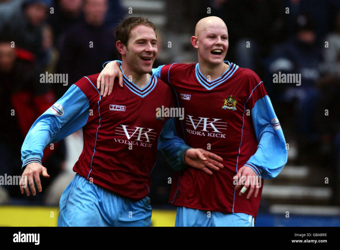 Ian Moore von Burnley (l) feiert das erste Tor seiner Seite Mit Teamkollege Richard Chaplow Stockfoto