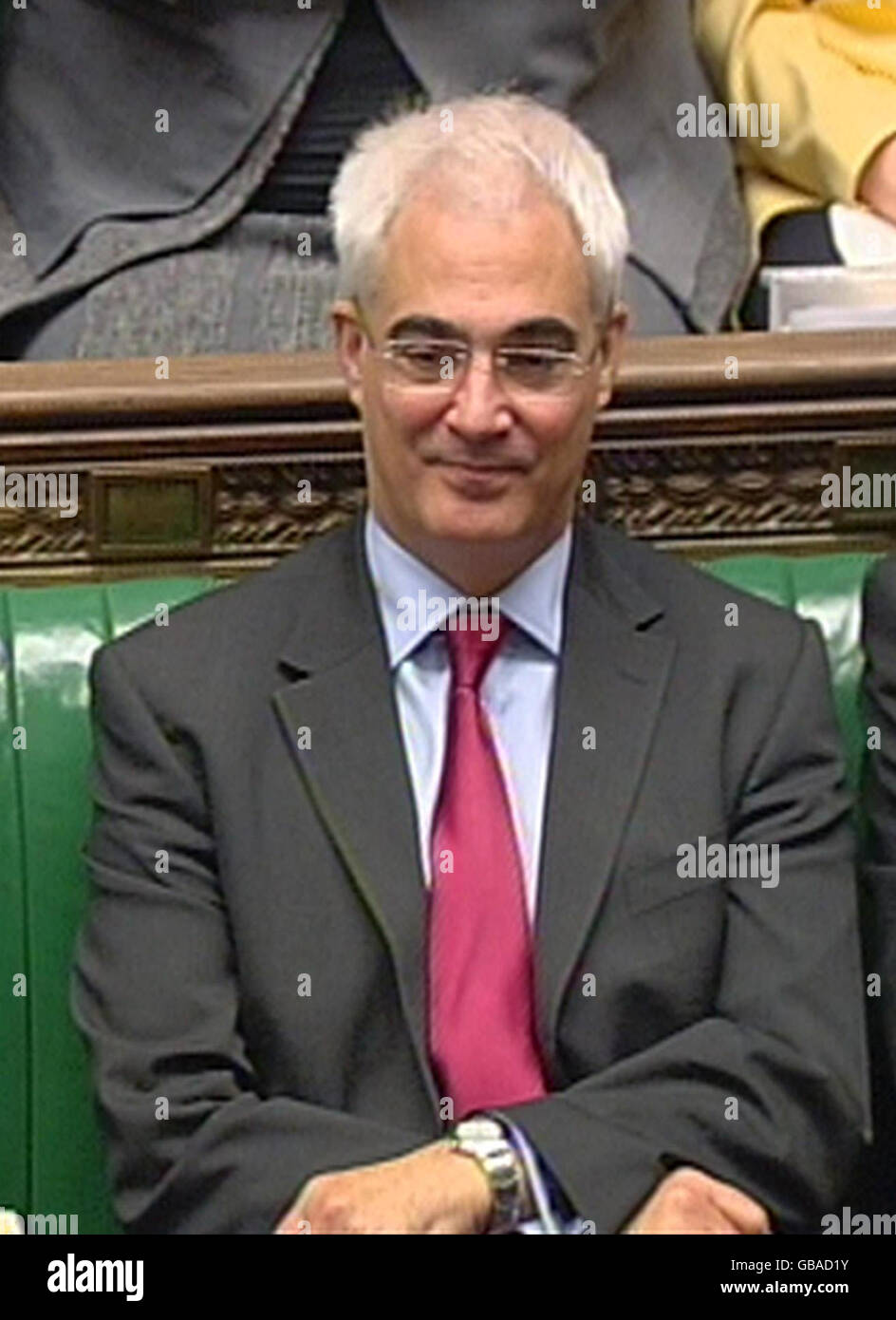 Kanzlerin Alistair Darling blickt auf die Fragen des Premierministers im Londoner Unterhaus. Stockfoto