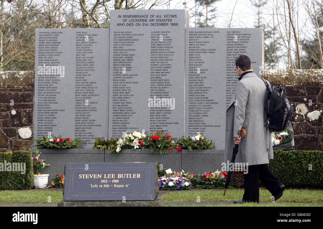 Jeff Sharpe, der seinen Freund Peter Pierce während der Lockerbie-Katastrophe verloren hat, im Garten der Erinnerung in Lockerbie vor dem 20. Jubiläum morgen. Stockfoto