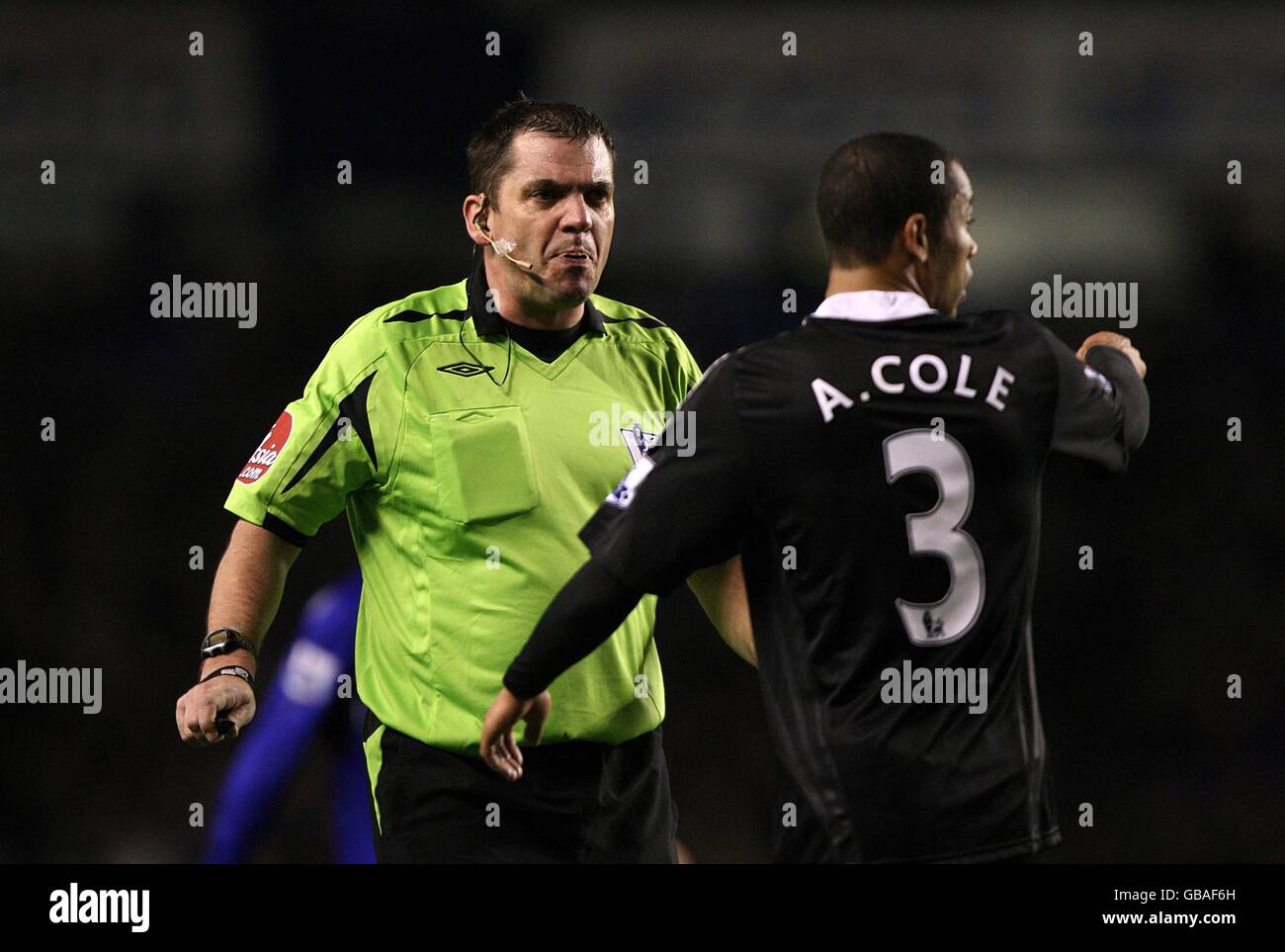 Fußball - Barclays Premier League - Everton gegen Chelsea - Goodison Park. Schiedsrichter Phil Dowd spricht mit Ashley Cole von Chelsea Stockfoto