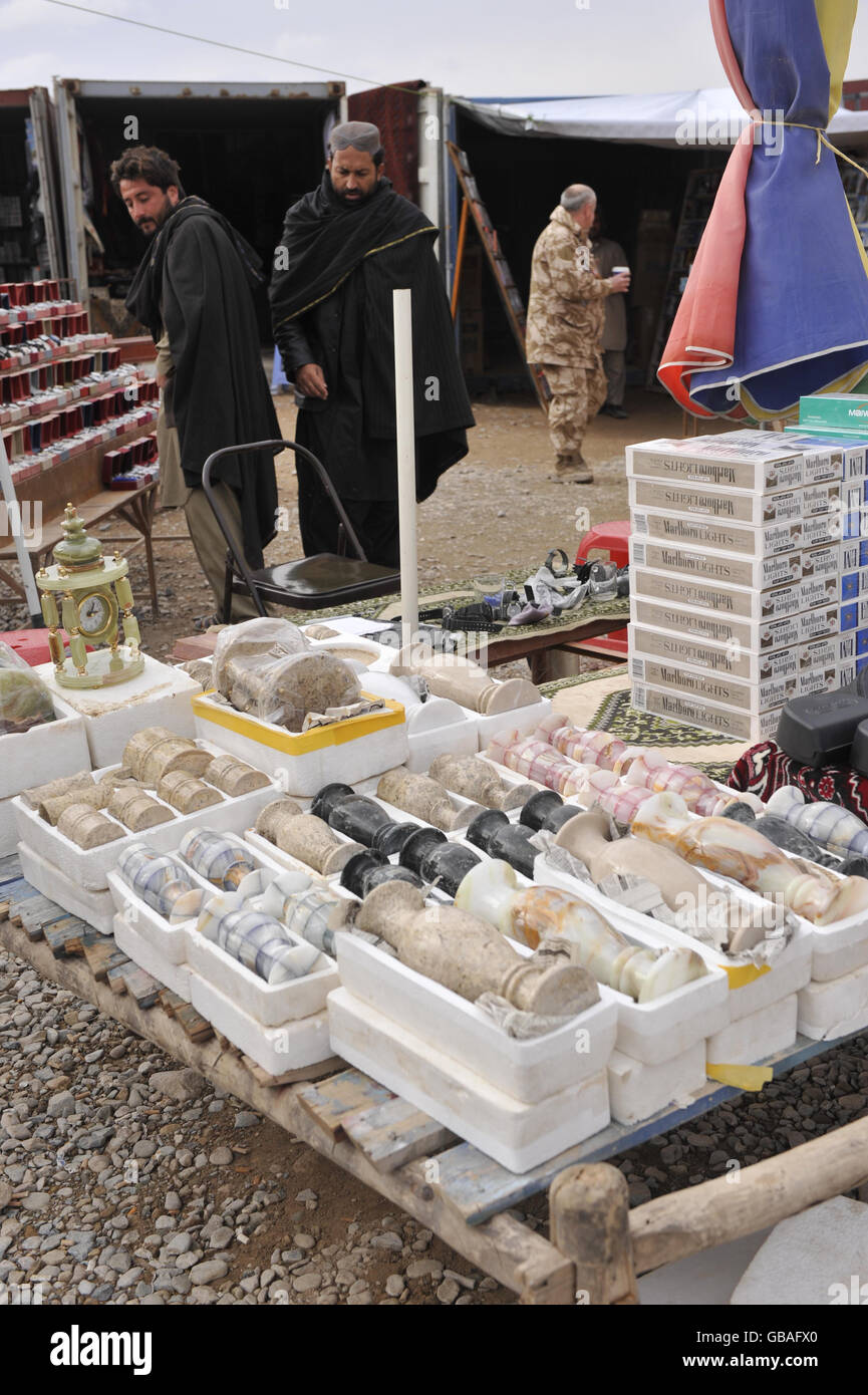 Afghanische Geschäfte und Stände, die Waren an britische Soldaten in Camp Bastion, Afghanistan, verkaufen. Stockfoto