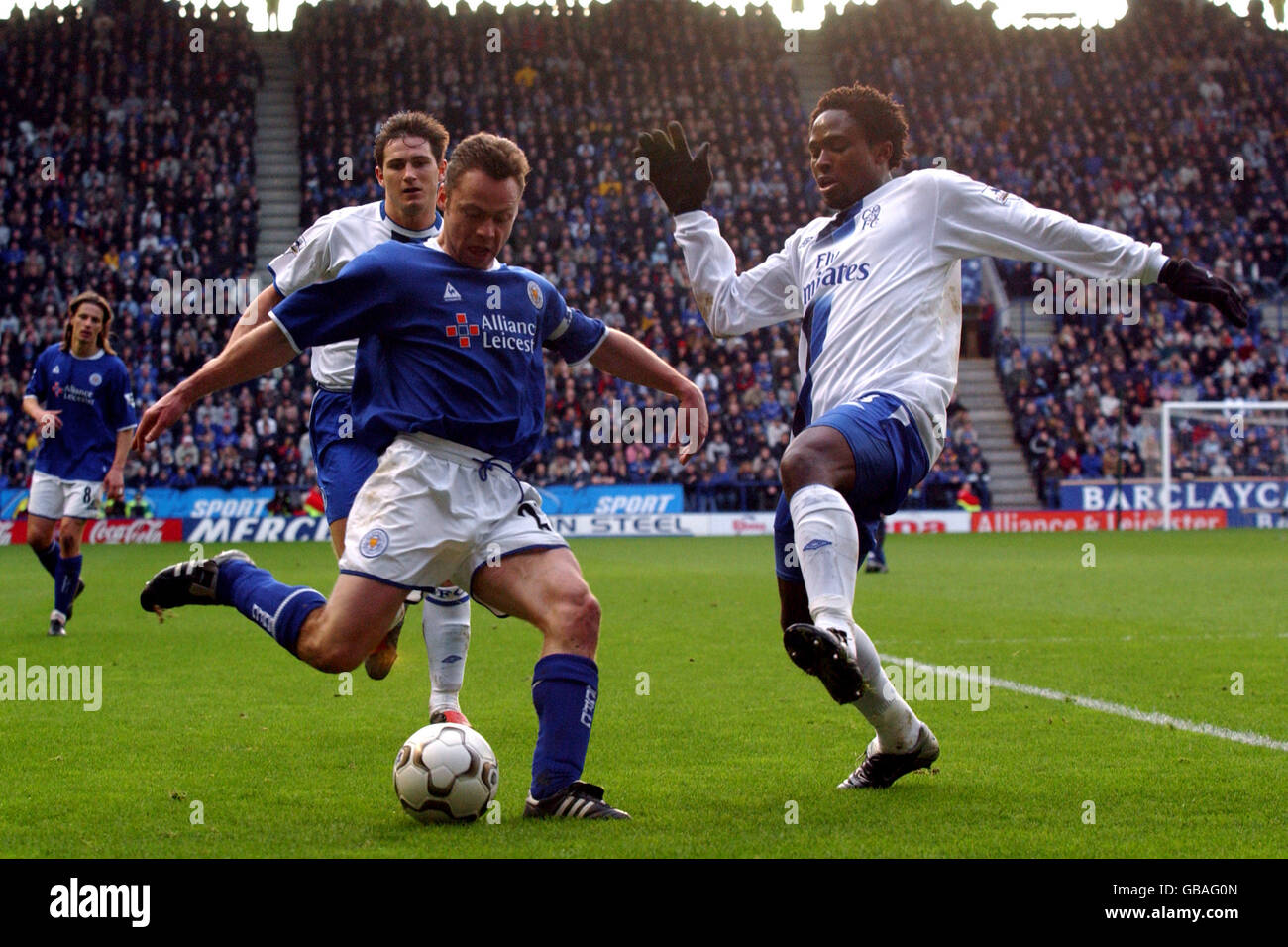 Fußball - FA Barclaycard Premiership - Leicester City / Chelsea. Paul Dickov von Leicester City tritt gegen Celestine Babayaro (r) von Chelsea und Frank Lampard (l) an Stockfoto