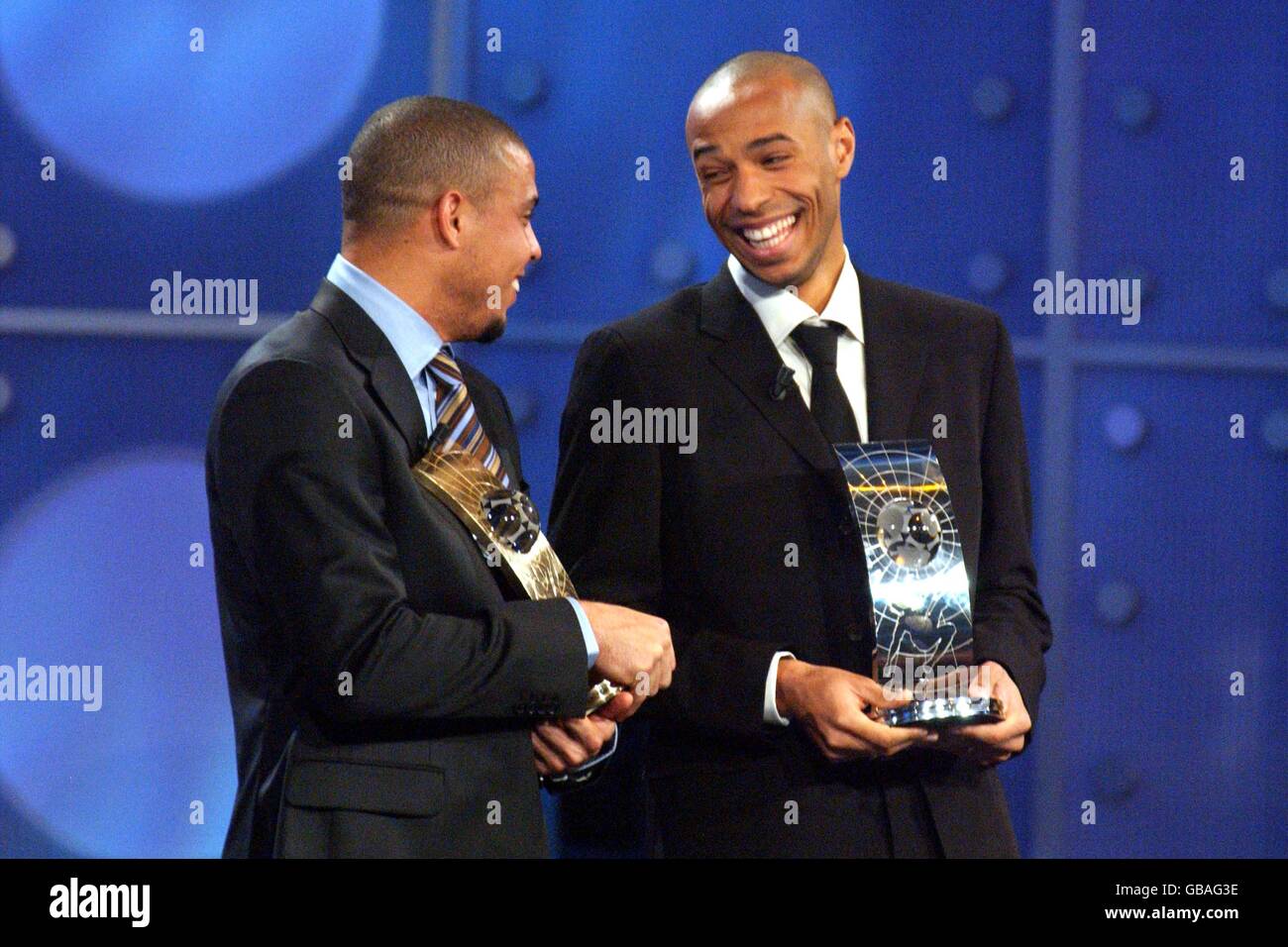 Fußball - FIFA World Player of the Year Awards 2003 - Basel. Ronaldo (l) und Thierry Henry (r) teilen sich einen Witz Stockfoto