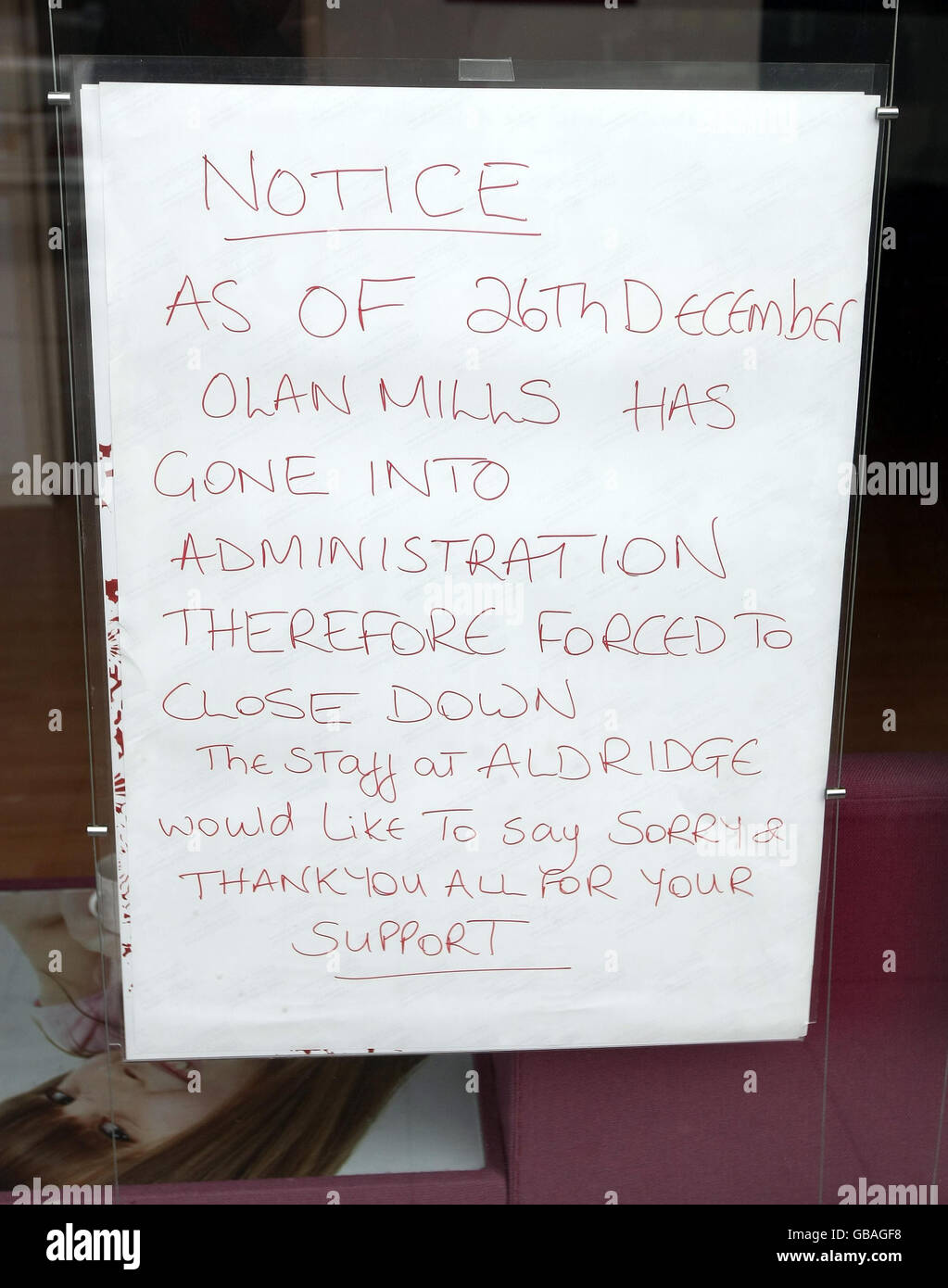 Ein Schild am Fenster eines Olan Mills-Porträtstudios in Aldridge, West Midlands. Stockfoto