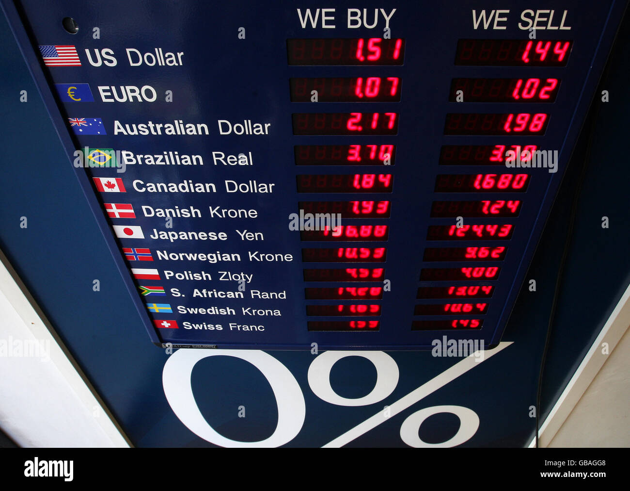 Euro-Wechselkurs in Pfund. Eine Wechselkursanzeige in einem Bureau De Change in der Oxford Street, London. Stockfoto