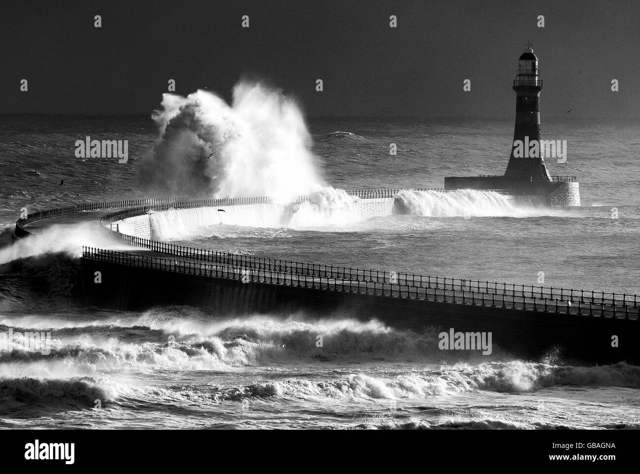 Sturmwellen treffen den Leuchtturm von Seaham in der Grafschaft Durham, während eine arktische Wetterfront die Ostküste trifft. Stockfoto