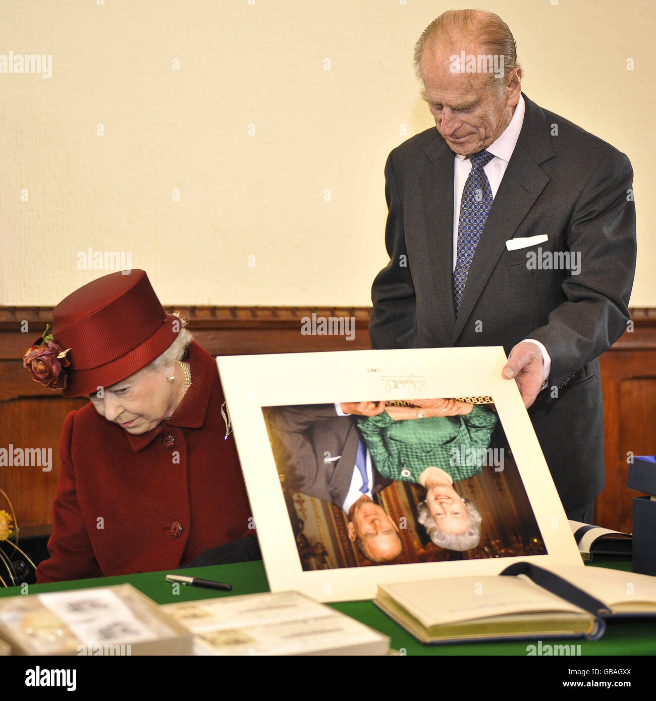 Die britische Königin Elizabeth II. Und der Herzog von Edinburgh signieren im Rathaus von Banbury während ihres Besuchs im Stadtzentrum von Banbury in Oxfordshire ein Selbstporträt. Stockfoto