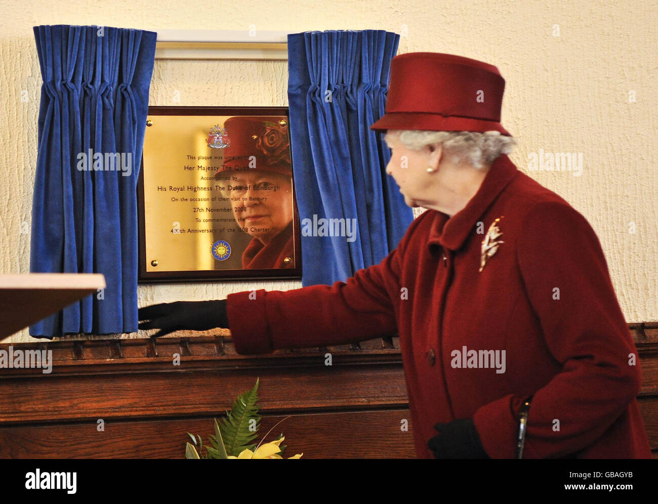 Die britische Königin Elizabeth II. Enthüllt eine Gedenktafel im Rathaus von Banbury anlässlich des 400. Jahrestages der Charta von 1608 während ihres Besuchs im Stadtzentrum von Banbury in Oxfordshire. Stockfoto